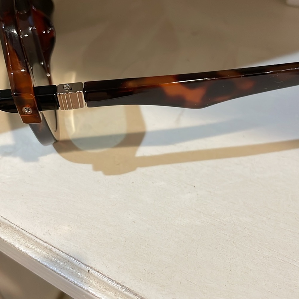 Stylish‎ Tortoiseshell Sunglasses - Picture 2 of 4